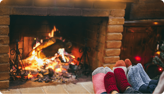 Сімʼя біля каміну